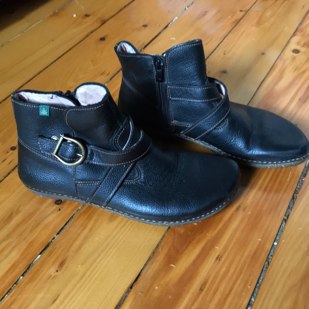 El Naturalista Nido Black Bootie